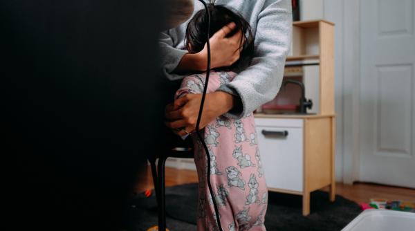 Doi români din Austria și-au bătut joc de bona pe care au adus-o din România: În loc de salariu, femeia a primit bătaie