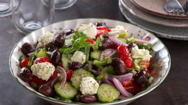 Mergi în Grecia? Atenție la prețurile din restaurante. O salată rustică în tavernele din Creta costă 10 euro