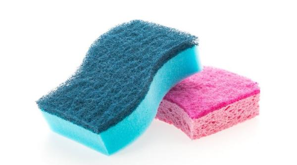 Pune sare pe buretele de bucătărie. Trucul gospodinelor istețe a fost dezvăluit