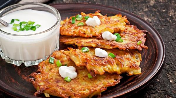 Clătite cu dovlecei, fără făină. Rețeta este ieftină și delicioasă