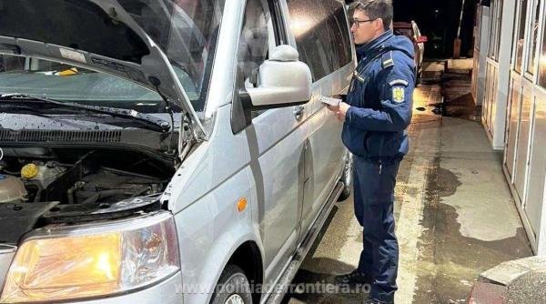 Microbuz, burdușit cu marfă de un milion de lei, oprit la intrarea în țară. Șoferul, luat la întrebări de polițiști
