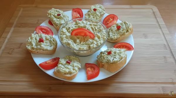 Iată rețeta pentru cea mai delicioasă salată de vinete. Secretul care îi dă un gust incredibil: maioneza de casă