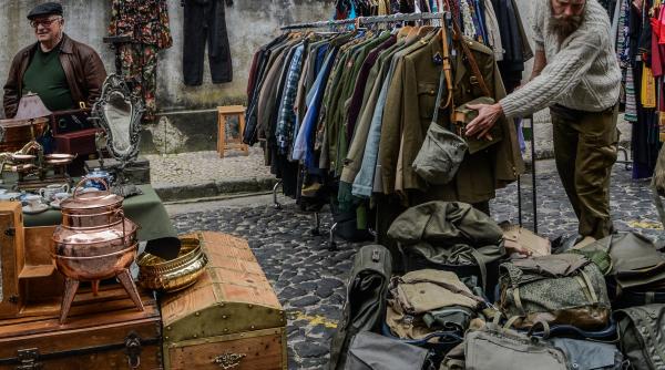 Trei români au fost arestați în Italia. Aveau portbagajul mașinii plin cu haine de firmă 