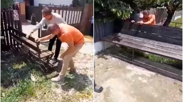 Un primar din Argeș a tăiat băncile de la porțile oamenilor. Localnicii revoltați au postat imaginile pe Internet: "Luați băncile bătrânilor" - VIDEO