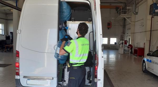 Români prinși cu „ocaua mică“ în Cehia: Unul a ascuns țigări în sticle de suc, altul transporta ilegal sute de cartușe în Marea Britanie 