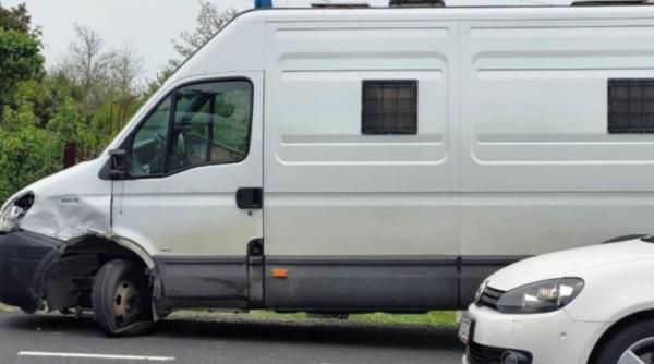 Un român și-a abandonat duba pe autostradă în Ungaria și a fugit, când a văzut polițiștii 