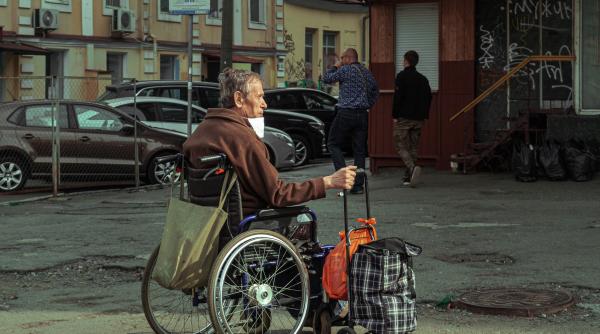 Italia. Cerșetor român prins cum hărțuia lumea pe stradă ca să îl ajute cu bani. Carabinierii i-au interzis bărbatului invalid să mai cerșească în acea zonă 