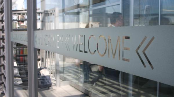 O femeie care și-a lăsat intenționat nepoata în aeroport, arestată de poliție