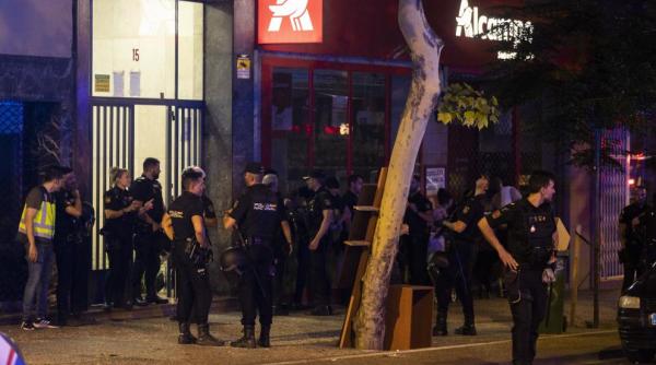 Scandal cu macete și bastoane pe o stradă din Zaragoza între români și spanioli. Un polițist, rănit