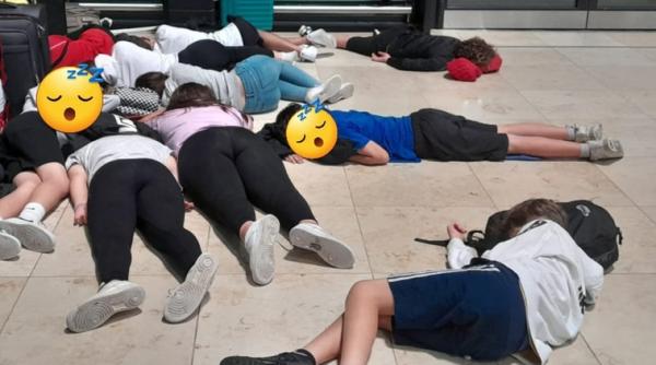 Zeci de copii de 12 ani, obligați să doarmă pe jos, în aeroportul din Berlin: Fără mâncare, fără pături și fără o destinație clară