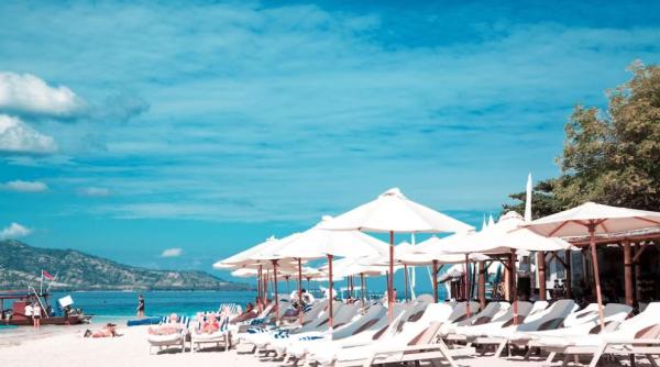 Concediu pe plajă în Italia? Pedepse severe pentru turiștii care beau bere, fumează sau țin mâna în afara mașinii 