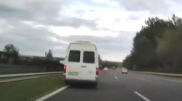 Microbuz românesc, oprit pe autostradă în Ungaria. Șoferul a ajuns imediat în arest