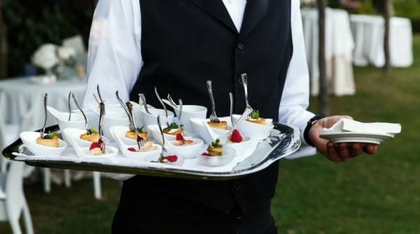 Patronii de hoteluri și restaurante din Germania vor să scadă săptămâna de muncă la patru zile. Sunt disperați că nu găsesc angajați