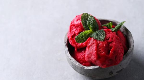 Sorbet de căpșuni, gata 10 minute. Vrei să mănânci ceva cu adevărat răcoritor? Încearcă această rețetă