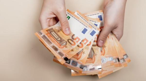O româncă, mai bogată cu 10 milioane de euro, după ce a câștigat la loto