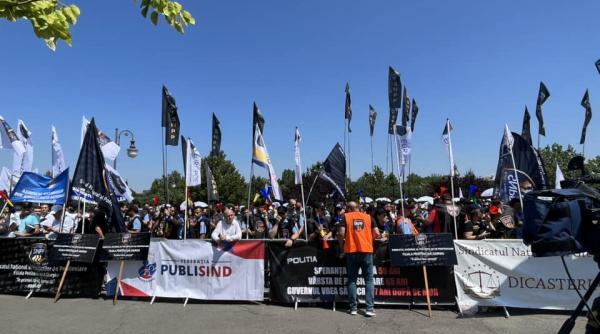 Protest în fața Parlamentului. Au ieșit în stradă polițiști, grefieri și angajați din penitenciare 