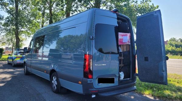 Români care se întorceau de la muncă din Germania, blocați cu tot cu microbuz: Aduceau acasă prea multe pachete