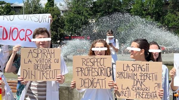Sute de studenți din Iași au organizat un protest în semn de nemulțumire față de taxele uriașe și neimplicarea profesorilor: „Știm și noi să citim de pe PowerPoint”
