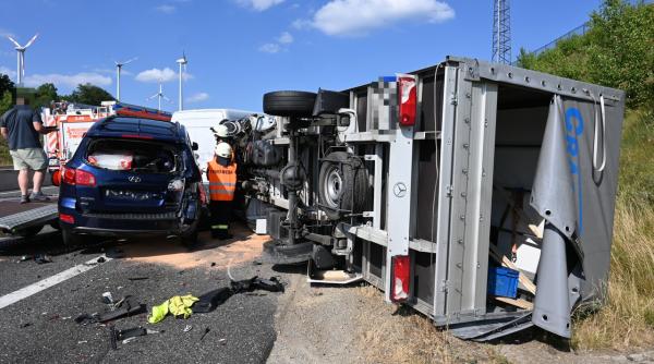 Accident straniu pe A4 în Germania, între două dube românești încărcate cu pachete: unul dintre șoferii români, grav rănit; pagube de 50.000 de euro /FOTO