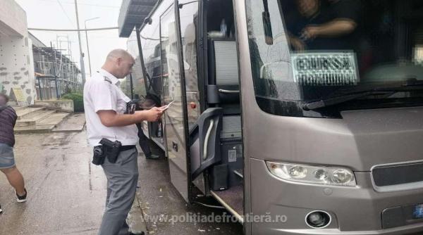 Autocar, în drum spre Grecia, oprit la vamă. Un pasager, săltat de polițiști, după ce i-au văzut actele