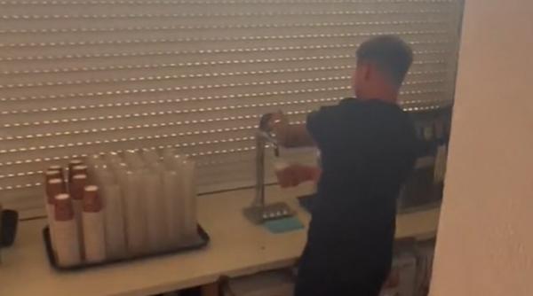 Descoperirea făcută de un bărbat în camera sa de la un hotel din Grecia. A găsit o "fereastră secretă" care ducea spre o nouă cameră - VIDEO