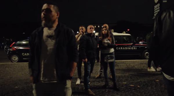 O româncă beată din Italia a devastat un club și a agresat polițiștii. Femeia a primit interdicție în cartier 