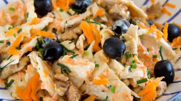 Salată ușoară de pui cu iaurt. Preparatul perfect pentru zilele călduroase