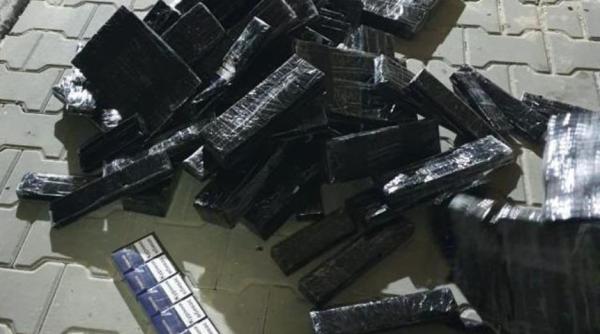 Țigări de contrabandă, stropite cu parfum, ca să nu fie adulmecate de câinele polițist. Invenția contrabandistului, descoperită de vameși