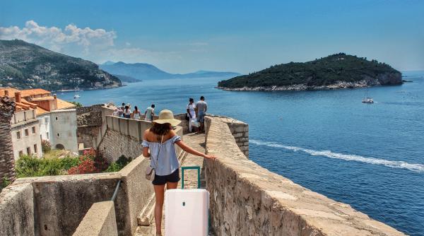 Turiștii care vizitează Croația ar putea fi amendați cu 300 euro dacă își târăsc trollerele prin centrul orașului