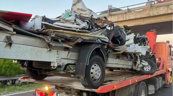 Șofer român, în stare critică după un accident în lanț pe autostrada M1 în Ungaria: Duba pe care o conducea a devenit un morman de fiare