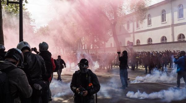 Franța. Casa unui primar francez a fost atacată și incendiată de protestatari. Soția și unul din copii au fost răniți