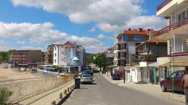 Sunt puțini turiști la mare, în Bulgaria, în acest an. Hotelierii spun că de vină ar fi dezastrul de la barajul Kakhovka
