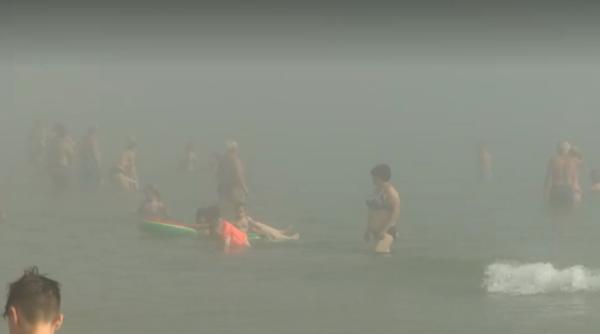 Fenomen spectaculos, pe litoral. O ceață densă a cuprins plajele din Mamaia și Constanța