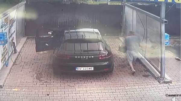 Momentul în care șoferul unui Porsche fură găleata și peria dintr-o spalătorie cu fise. "E amărât, vremuri grele. Nu râdeți de el" - VIDEO