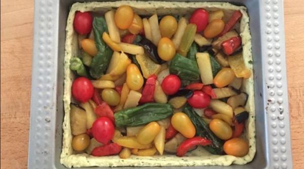 Tartă savuroasă cu amestec de legume, o mâncare delicioasă pentru un prânz cu prietenii