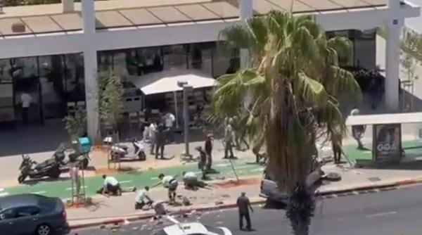 Un șofer a intrat cu mașina într-un grup de oameni în Tel Aviv, apoi i-a atacat cu cuțitul. Șapte, victime