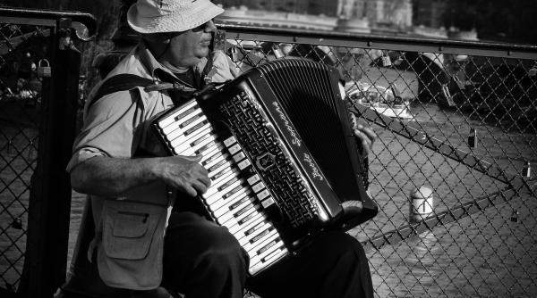 Bunic român, trimis la închisoare în Italia pentru că și-a obligat nepotul să cerșească, în timp ce el cânta la acordeon
