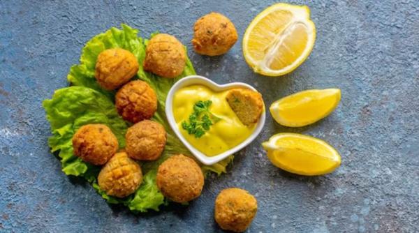 Chifteluțe delicioase, în sos de lămâie. O rețetă uimitoare din bucătăria grecească