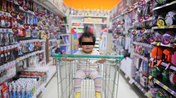 „Copilul meu nu este o jucărie": O mamă mustrează o străină pentru că i-a atins bebelușul în magazinul alimentar