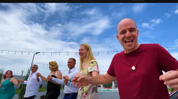 Doi turiști canadieni au ajuns din întâmplare la o nuntă în Craiova. Obiceiurile noastre i-au uimit, au filmat tot și au pus pe Youtube - VIDEO