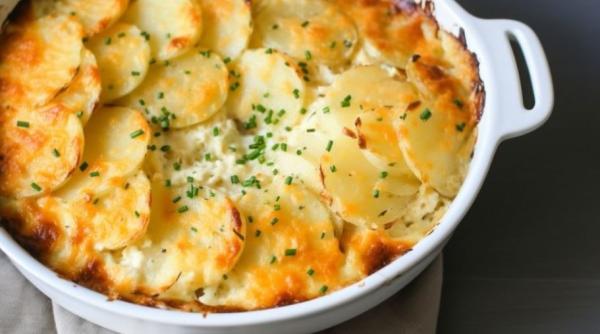 Cartofi noi, copți în sos de usturoi, un preparat delicios pentru cină