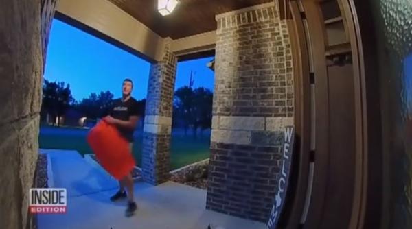 Clientă, înjurată de un livrator de pizza, din cauza bacșișului primit: „Ai o casă prea frumoasă pentru cinci dolari”