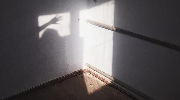 Italia. Mamă româncă, trimisă la închisoare: și-a lăsat copilul, cu handicap sever, să moară de căldură, sub soarele arzător