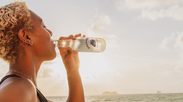 Sfatul specialiștilor: Ce trebuie să mâncăm și să bem pe timp de caniculă