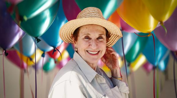 Angajata „secolului”: O femeie s-a pensionat la 90 de ani, după ce nu a lipsit nicio zi de la serviciu