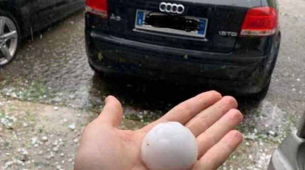 Localitate din Italia, devastată de o furtună violentă. Grindina, mare cât un pumn, a distrus zeci de automobile