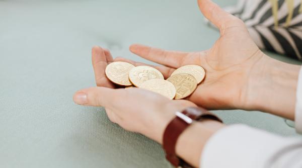 O femeie de 90 de ani din Germania a predat 50.000 de euro în monede de aur unor escroci, de teama că românii vor năvăli în casa ei