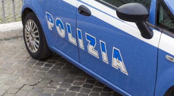 Oprit la control, un român din Italia a bătut doi agenți și a distrus mașina de poliție