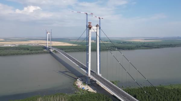 Șoferii se opresc pe noul Pod de la Brăilă să facă poze. IPJ: Amenda este între 290 şi 435 de lei 