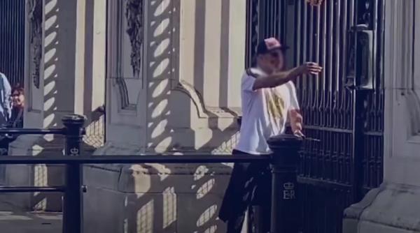 Un bărbat s-a încătușat singur de Palatul Buckingham. Acesta a fost arestat și dus la spital